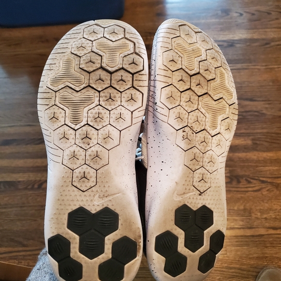 Womens Nike athletic shoe, size 6.5 - Picture 4 of 4